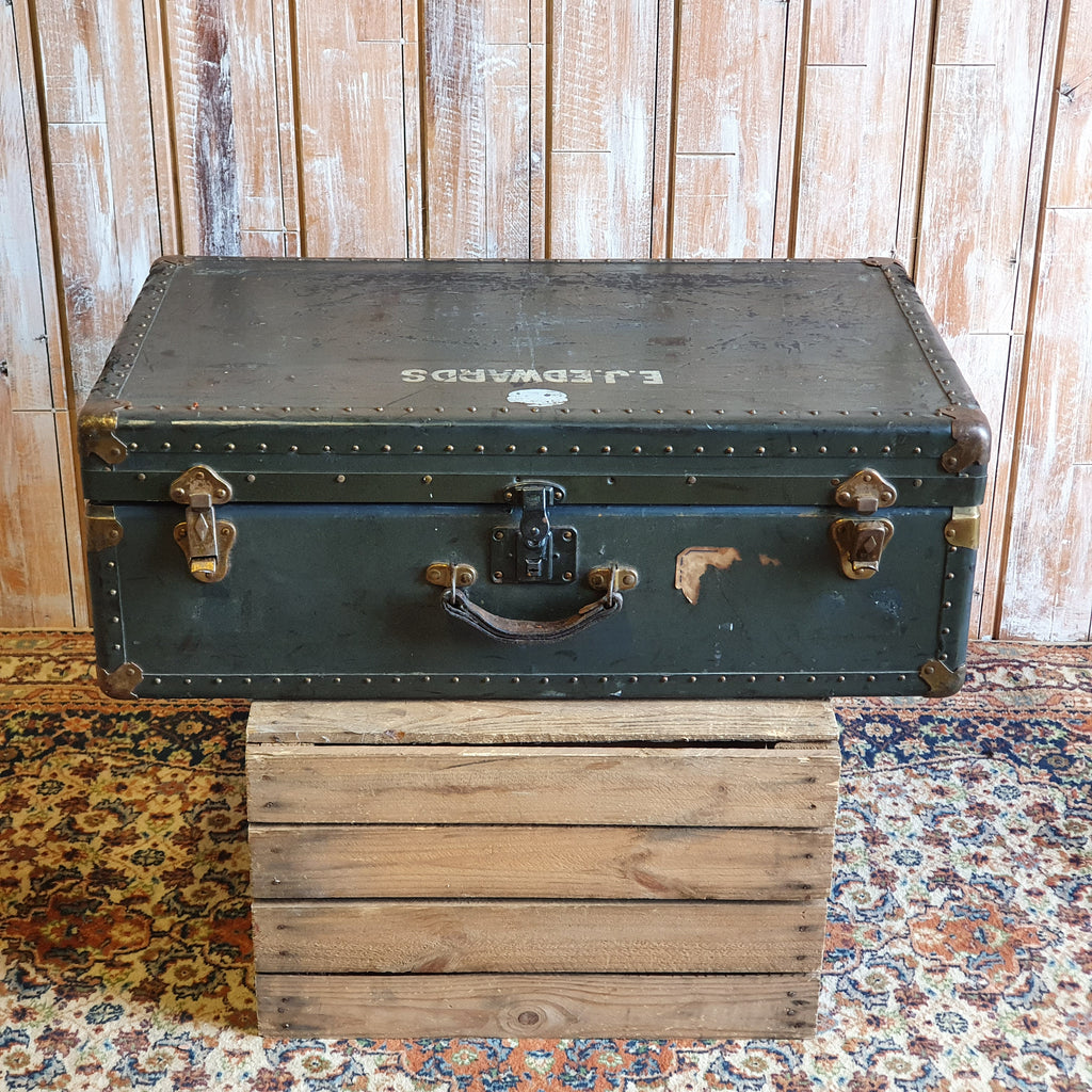 Case 14: Green Vintage Trunk